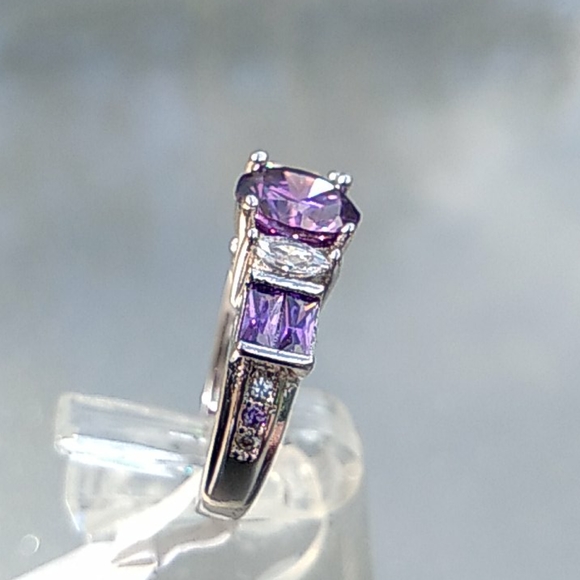 Amethyst and created diamonds ring - Picture 4 of 9